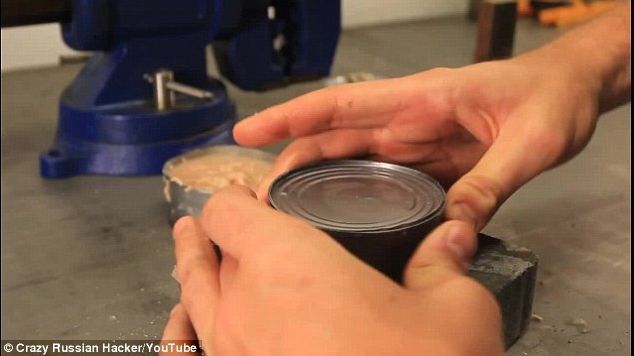 Cum să deschizi o conservă fără să folosești cuțitul? Trucul care face senzație pe Internet