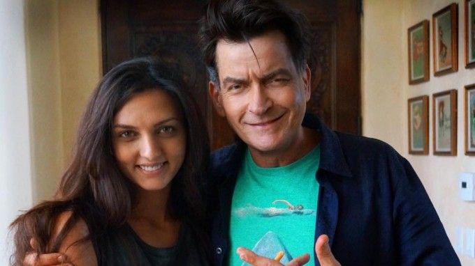 O româncă îi ia apărarea lui Charlie Sheen. Ce spune despre actor