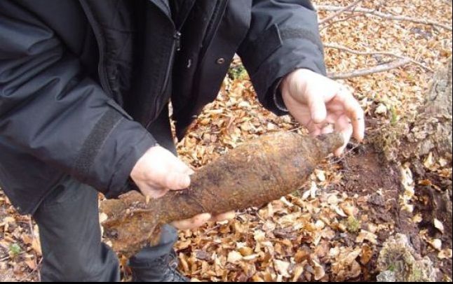 A despicat un obuz cu toporul. Acum regretă amarnic! Ce a pățit bărbatul