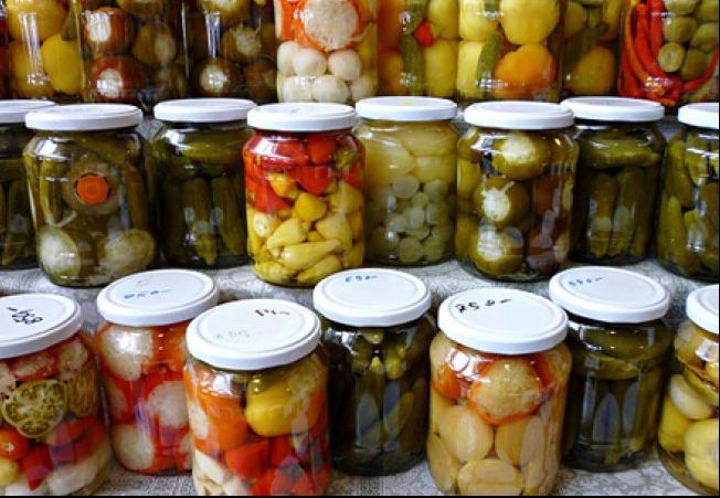 Beneficiile pe care le oferă zeama din murături. De ce nu trebuie s-o mai arunci