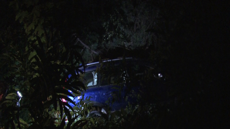 Trei persoane au căzut cu maşina într-o râpă adâncă de 15 metri