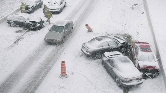 Cum să conduci pe timp de iarnă. Sfaturi care îţi pot salva viaţa