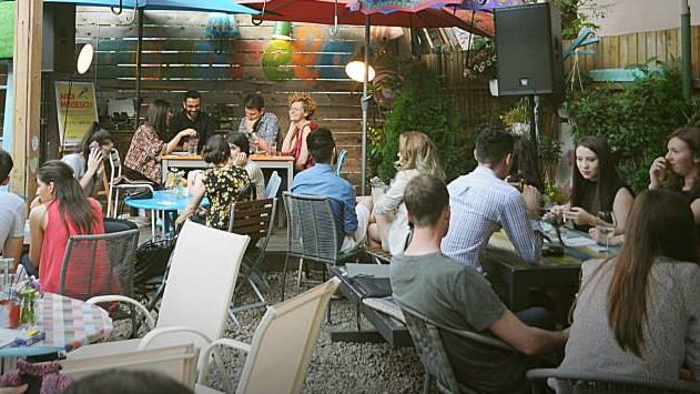 Încă un local închis: "Nu ne mai putem desfăşura activitatea până nu construim o ieşire de urgenţă"