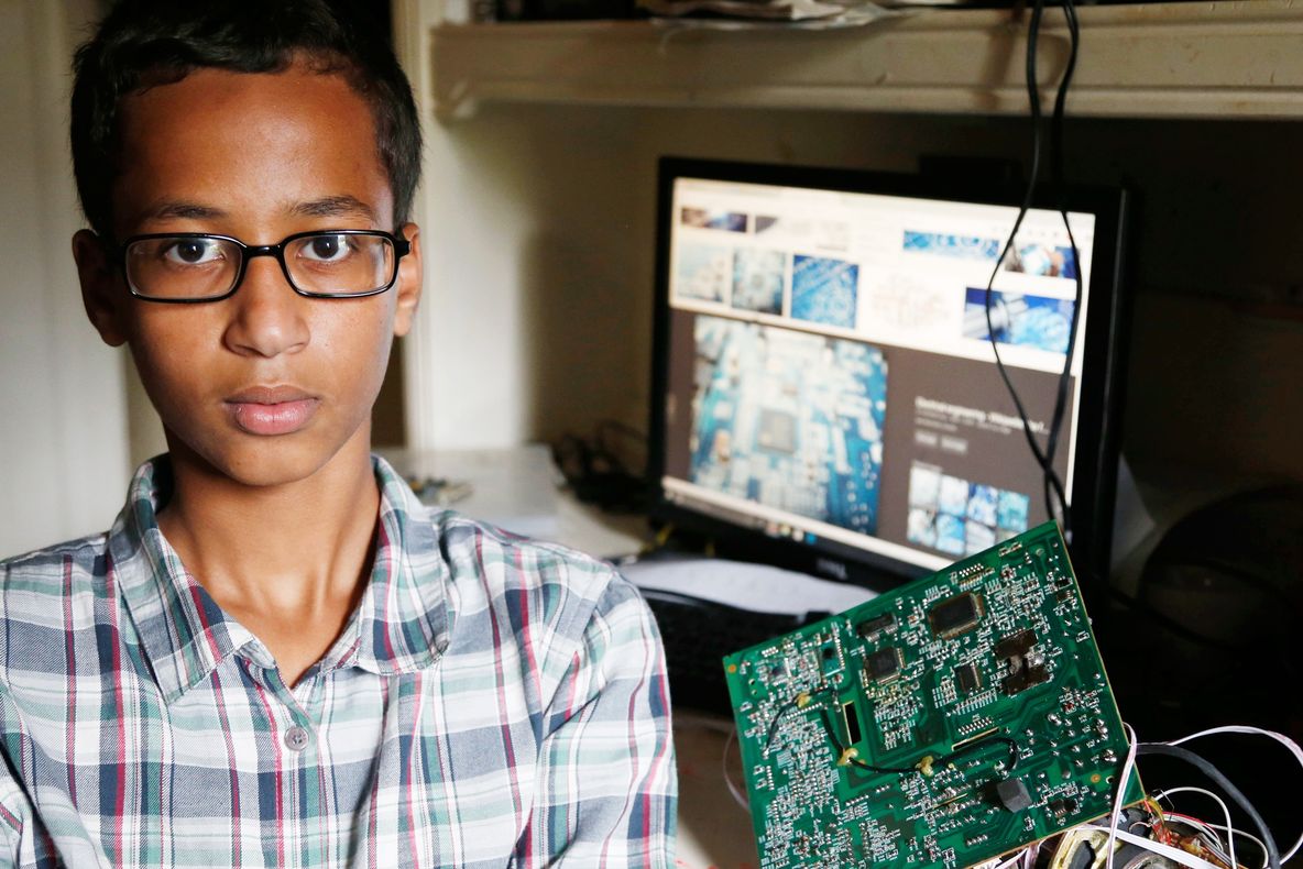 Ahmed Mohamed, adolescentul "terorist", ar putea primi despăgubiri uriaşe. Câţi bani cere familia sa