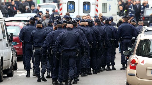 Franţa, îngenuncheată. Atac armat într-un MALL din Paris