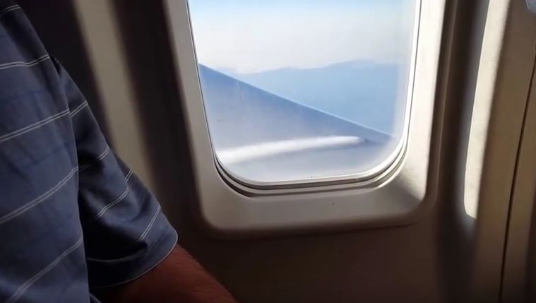S-a uitat pe geamul avionului şi a observat ceva terifiant. Aeronava a aterizat de urgenţă