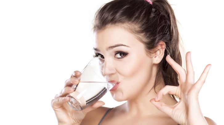 Ce se întâmplă atunci când bem apă pe stomacul gol, imediat după ce ne-am ridicat din pat