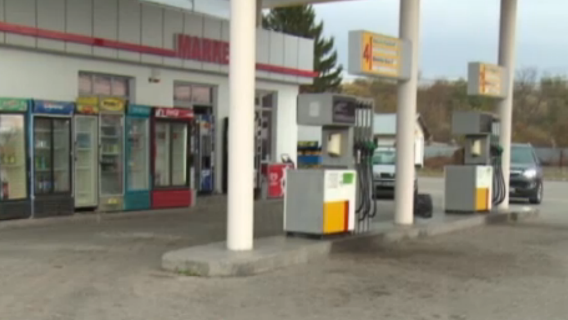 Un bărbat a amenințat că taie cu sabia un paznic dintr-o benzinărie - Scene șocante în Capitală