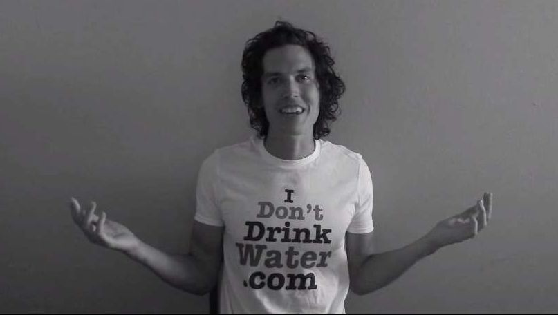 Nu a mai băut apă de 3 ani și e convins că asta-i va prelungi viața. Cum arată tânărul acum
