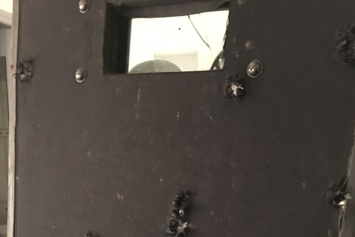 FOTO șocant: Cum arată scutul polițiștilor după schimbul de focuri cu teroriștii din Bataclan