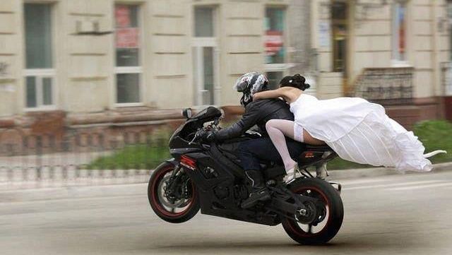 Trebuia să fie cea mai frumoasă zi a vieţii ei. A mers pe motocicletă la nuntă. S-a petrecut o dramă