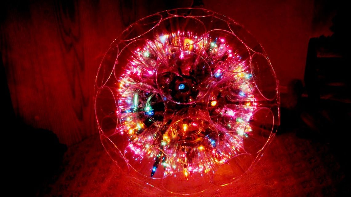 E cea mai simplă decoraţiune de Crăciun: câteva pahare de plastic şi rezultatul e uimitor!