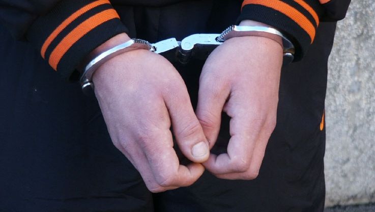 Tânăr din Hunedoara, plasat sub control judiciar după ce ar fi furat bani și carduri de la un cetățean pakistanez