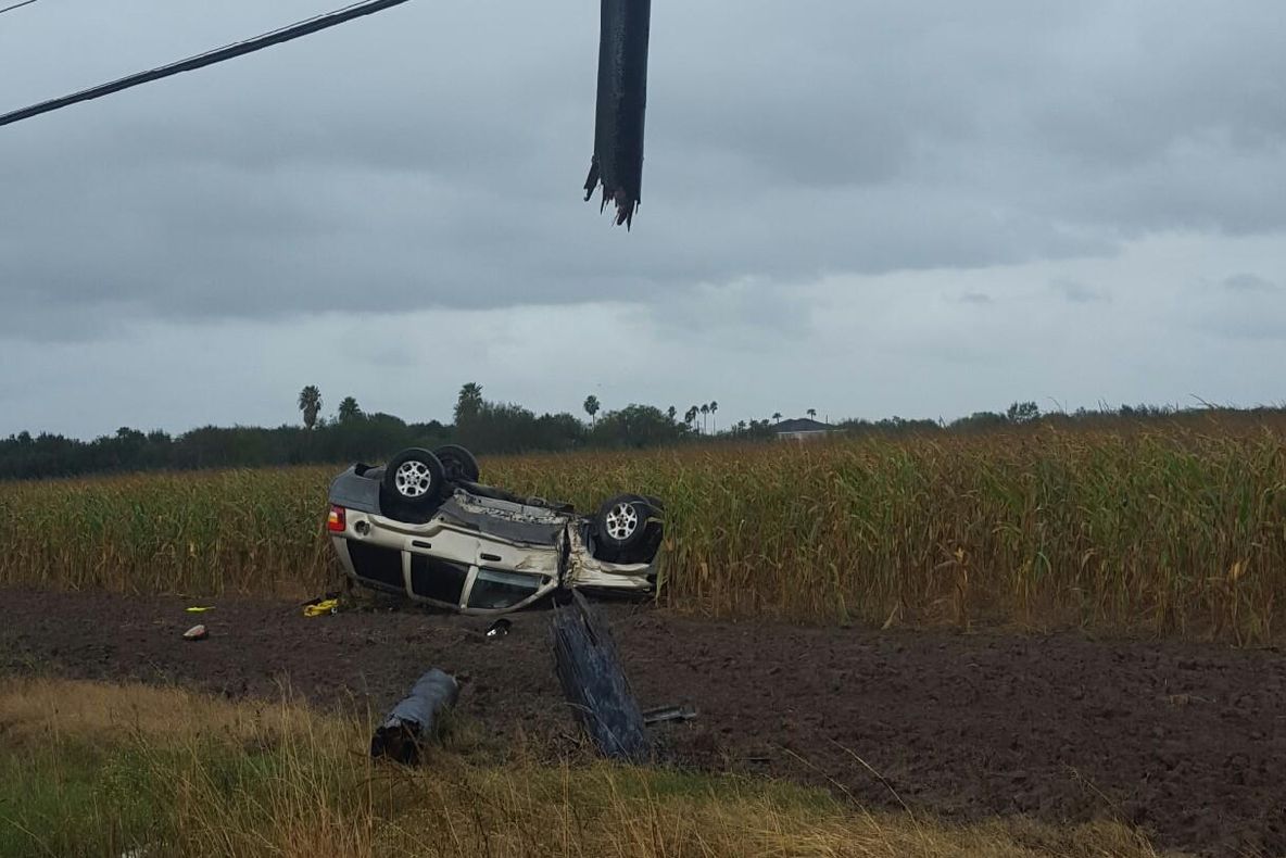 A ieșit din mașina răsturnată și a făcut un lucru care a uimit pe toată lumea