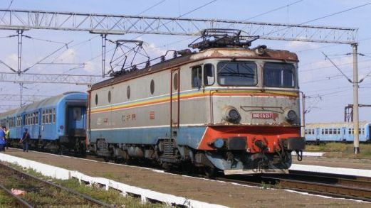 Un autobuz cu 20 de pasageri a fost lovit de un tren, în Neamț