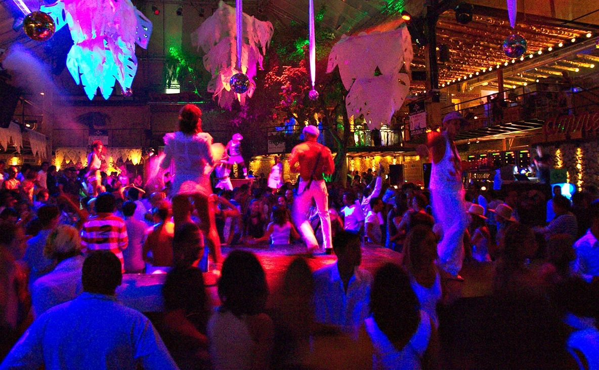 S-a dus în club şi a vrut să impresioneze cu dansul lui. E incredibil ce s-a întâmplat apoi