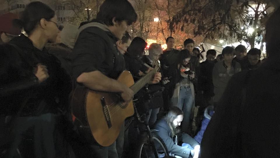 Momente emoţionante în amintirea victimelor din Colectiv, în Piaţa Universităţii