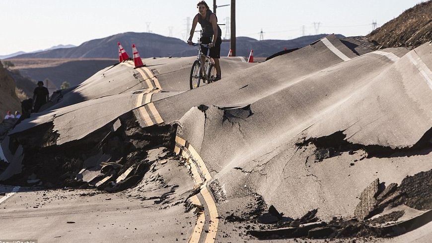Cratere uriașe au apărut peste noapte pe o șosea. Nimeni nu își explică ce s-a întâmplat