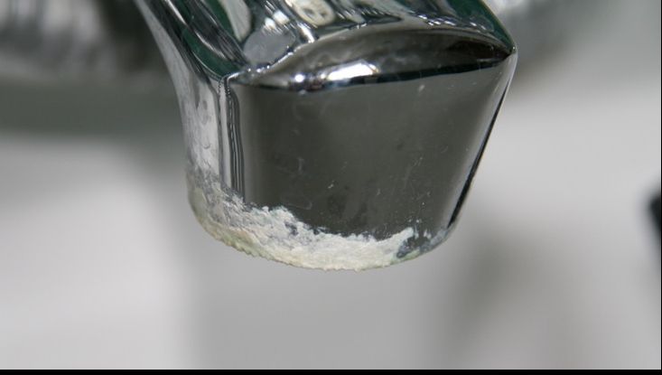 Așa cureți rapid depunerile de calcar de pe robinet sau de pe capul de duș. Îți ia câteva minute