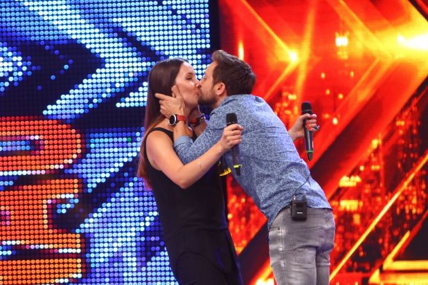 Surpriză de proporții la X Factor: Dani Oțil, sărut pasional cu o concurentă 