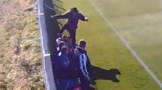 Se întâmplă în România. Un antrenor şi-a bătut elevul cu piciorul în faţă, pe marginea terenului