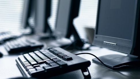 Guvernul francez, autorizat să blocheze site-uri și rețele sociale, după atacurile de la Paris