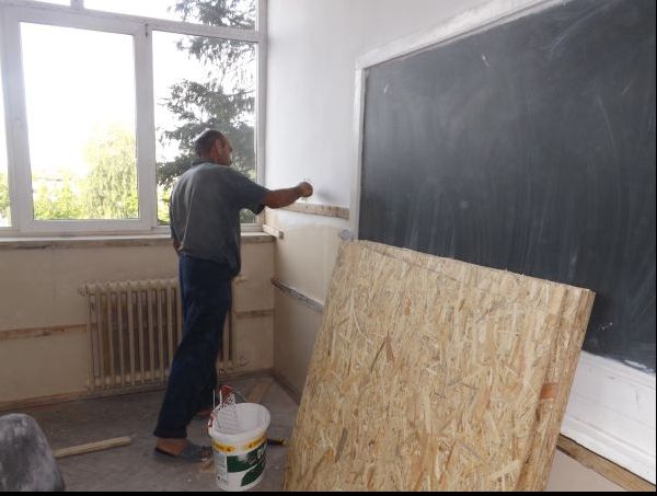 Au vrut să renoveze liceul. Când au ferit tablele din clase, au rămas șocați de ce au găsit sub ele