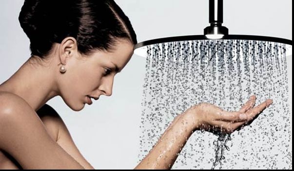 De ce să nu faci duş înainte de culcare şi cum să cureţi buretele de baie