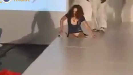 Râzi pe săturate. Frumoase şi elegante, dar filmate în timp ce cădeau pe podium 