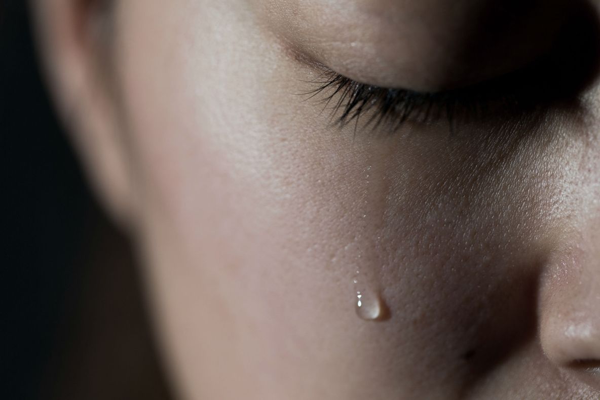 O femeie a fost violată în grup de vecinii ei, însă ce a urmat după oroare este şi mai şocant