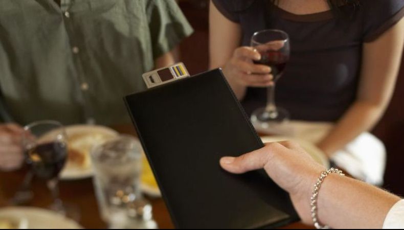 În loc de bacșiș, o clientă geloasă i-a lăsat un mesaj răutăcios. Răspunsul chelneriței este uluitor