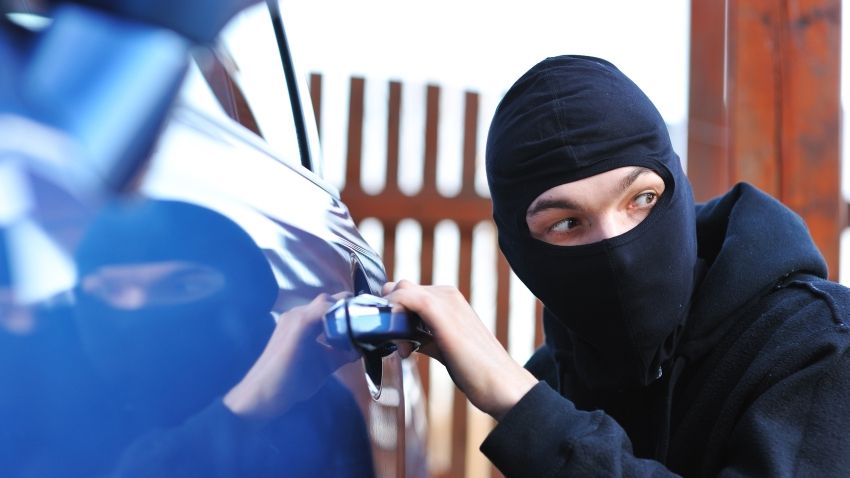 Jaf incredibil: patru bărbaţi au furat 16 maşini în 13 ore. Cum a fost posibil