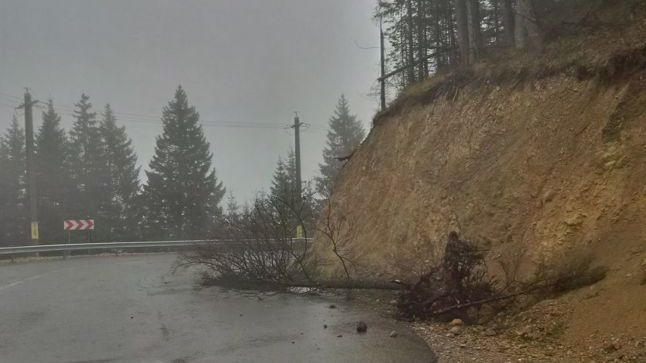 Furtună violentă pe Transrarău. Cea mai frumoasă şosea din Moldova, distrusă