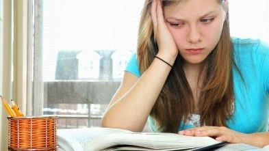 Tinerii români se situează sub media europeană în privința nivelului de cunoștințe 