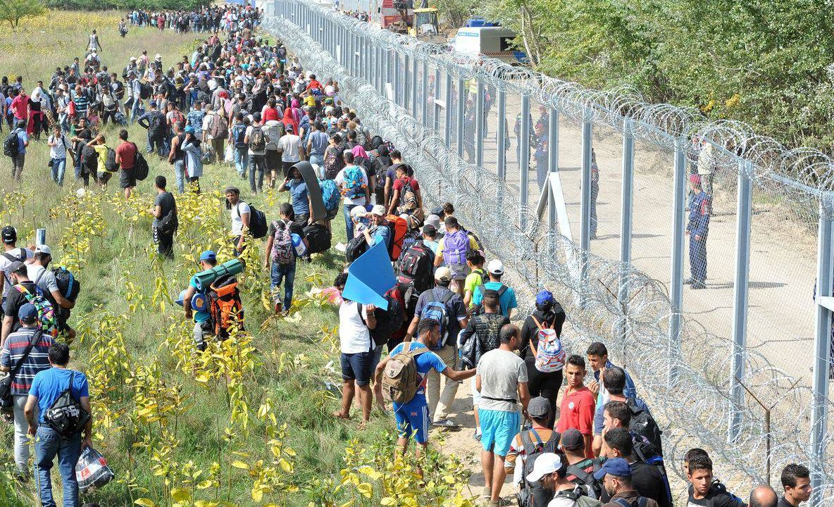 Criza imigranților. Ungaria acuză UE de "ipocrizie" pe tema construcției de garduri la frontiere 