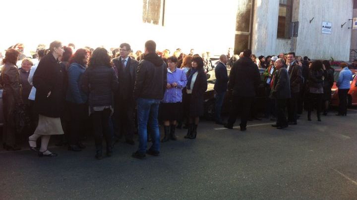 Angajații de la Finanțe Publice Ploiești, în grevă spontană