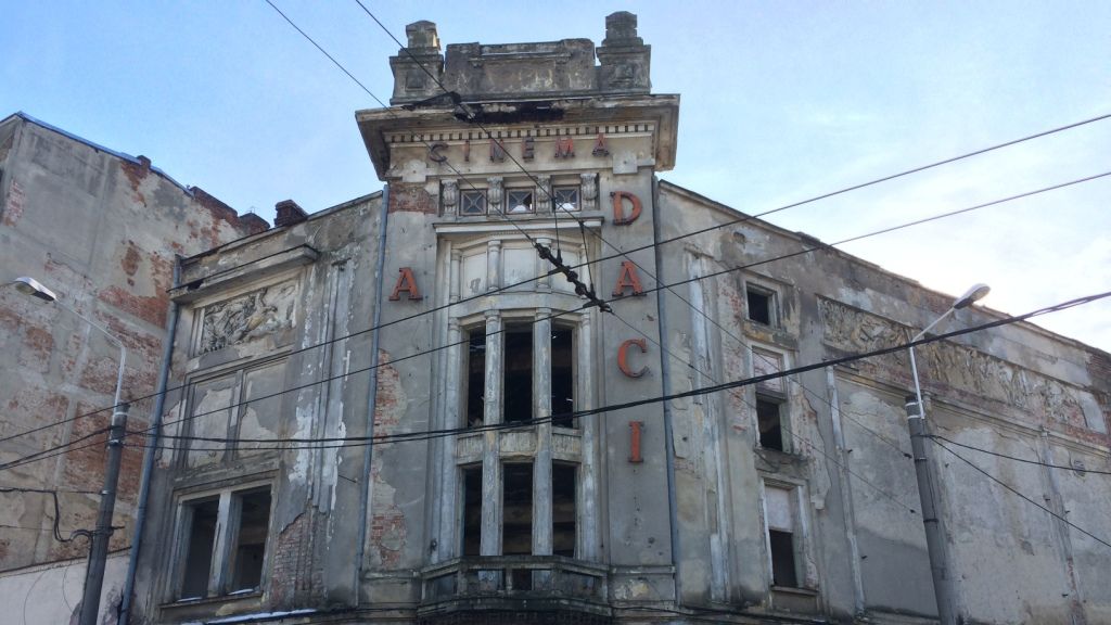 Cinematograful Dacia, scos la vânzare pe internet