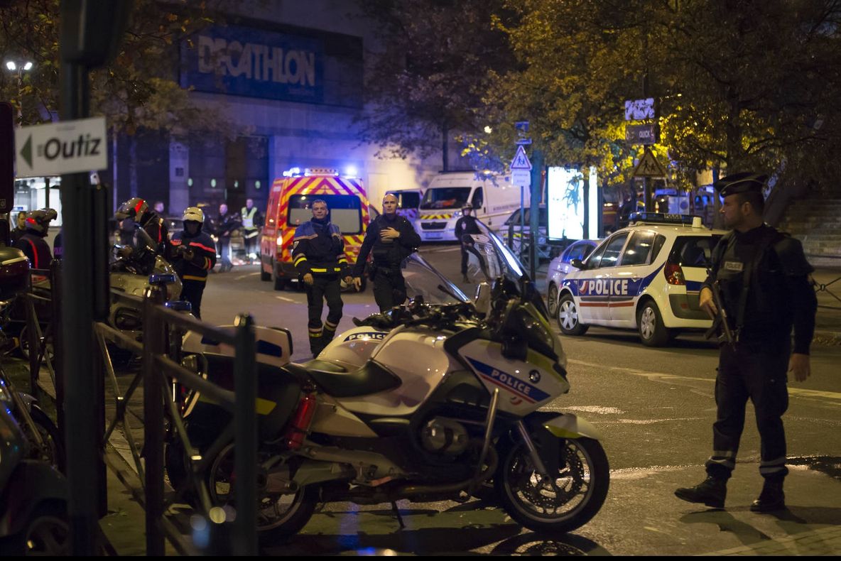 Cum a fost evacuat președintele Hollande de pe Stade de France. Imaginile surprinse au ajuns virale 