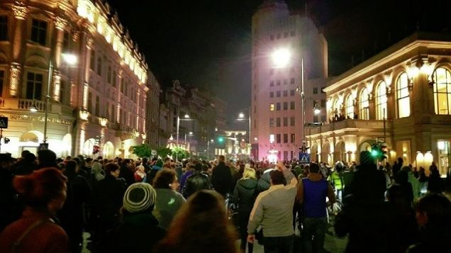 Andreea Esca, la protest. S-a oprit în mijlocul mulţimii şi a început să facă asta