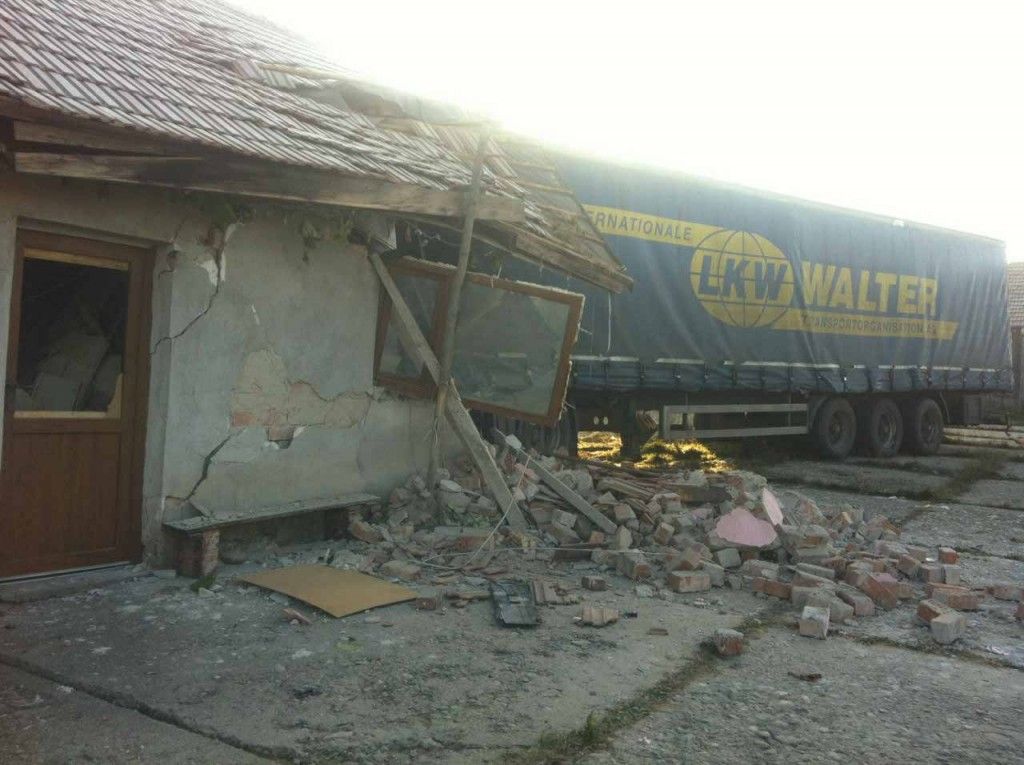 Accident teribil la Sibiu: un tir a demolat o casă