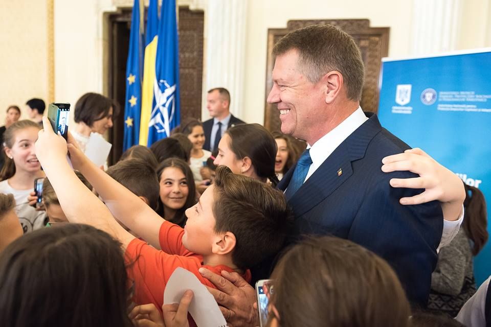 Iohannis, poze cu elevii la Cotroceni. ”Boala sistemului de educație este reformita cronică”