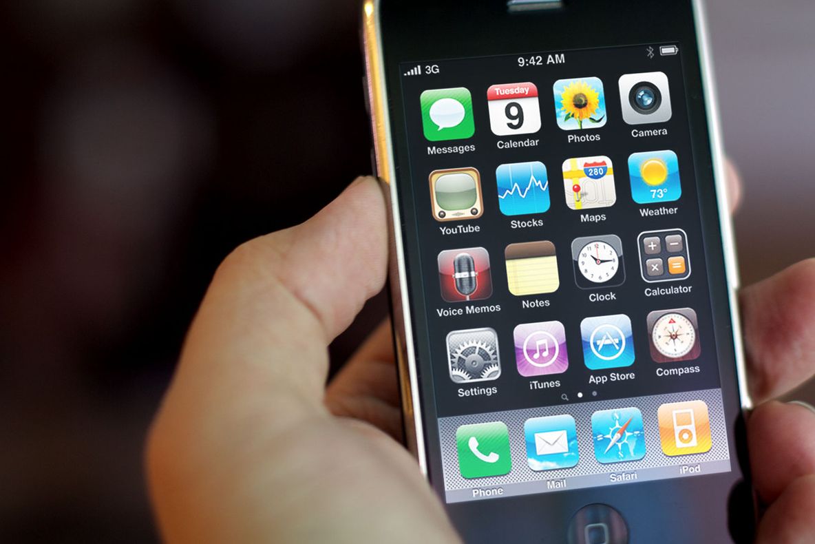 Sfântul iPhone. Rămâi mască dacă vezi ce şi-a pus un deputat pe telefon