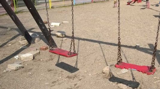 Au vrut să se dea în leagăn, dar au avut parte de un coşmar! Păţania a doua adolescente din Paşcani