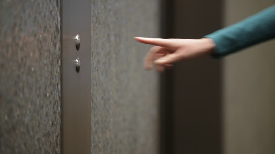 Cel mai murdar obiect: intri zilnic în contact cu el. Nu este capacul toaletei sau telecomanda!