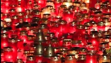 Sute de vâlceni au depus flori și lumânări în numele victimelor incendiului din Club Colectiv 