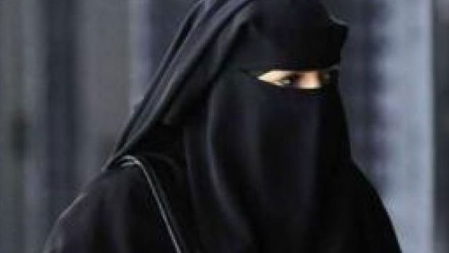 Motivul neaşteptat pentru care un bărbat îşi acoperea chipul cu o burka. Poliţiştii au fost uimiţi