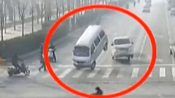 A fost elucidat misterul maşinilor care au levitat într-o intersecţie din China