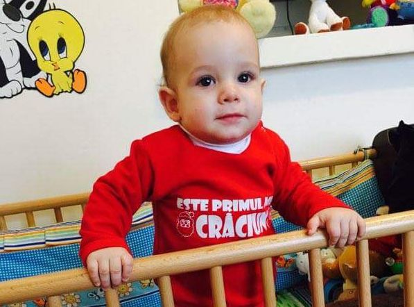 Un copil de 9 luni va auzi pentru prima dată. A primit ajutor de la mii de români 