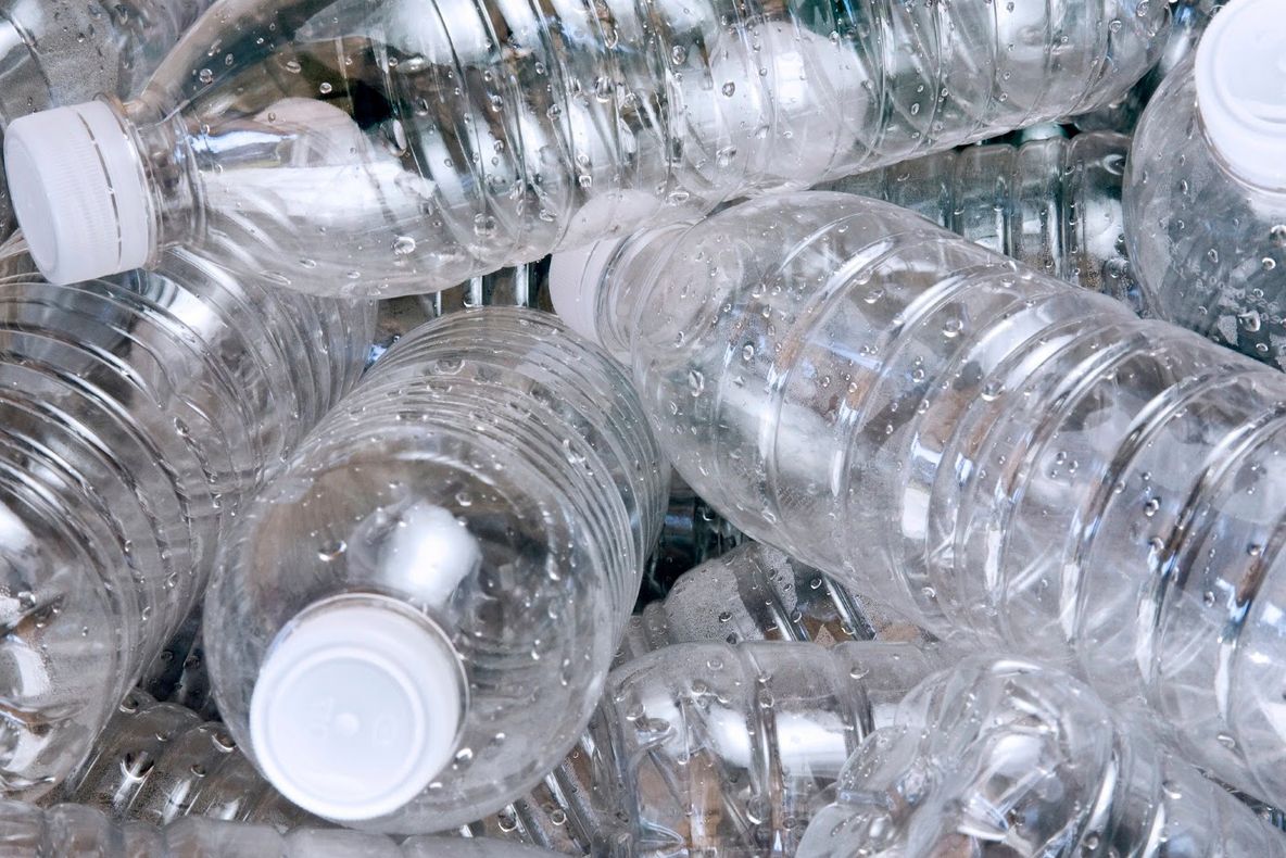 Ce trebuie să ştii despre sticlele de plastic pe care le cumperi din magazin