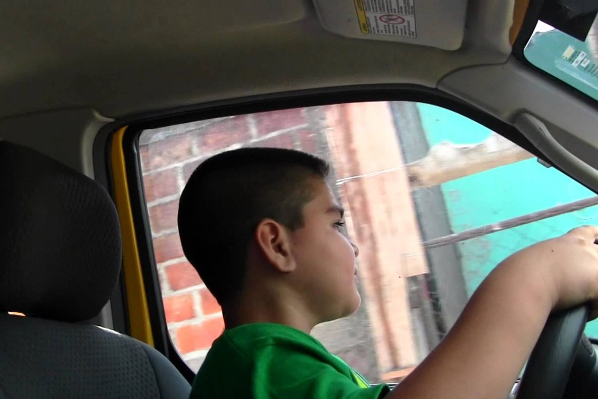 A furat maşina părinţilor şi a plecat la "plimbare" cu trei prieteni. Totul s-a sfârşit dramatic